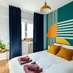 Nostalgia 2 BR APT near Marriott